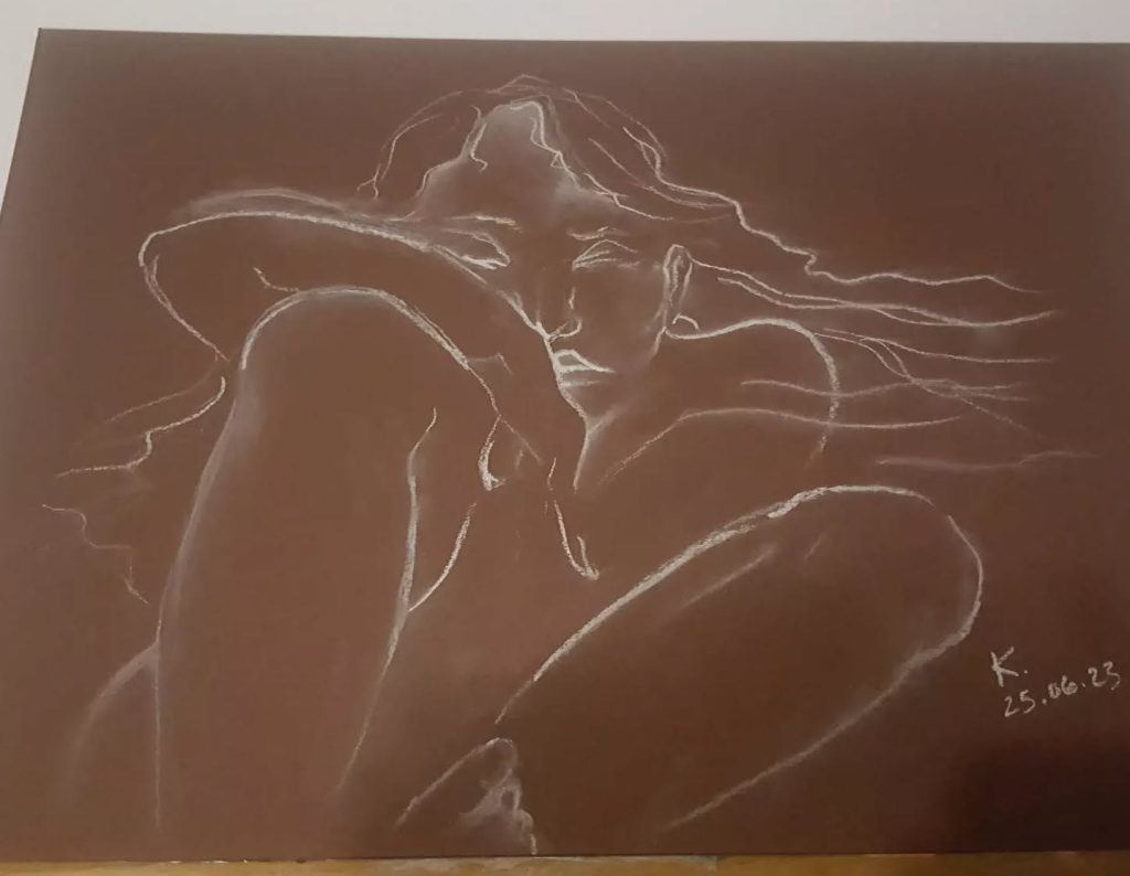 Sentada, femme womzan mujer, portrait retrato de un instante craie blanche sur papier marron forme évidé espace symbolique