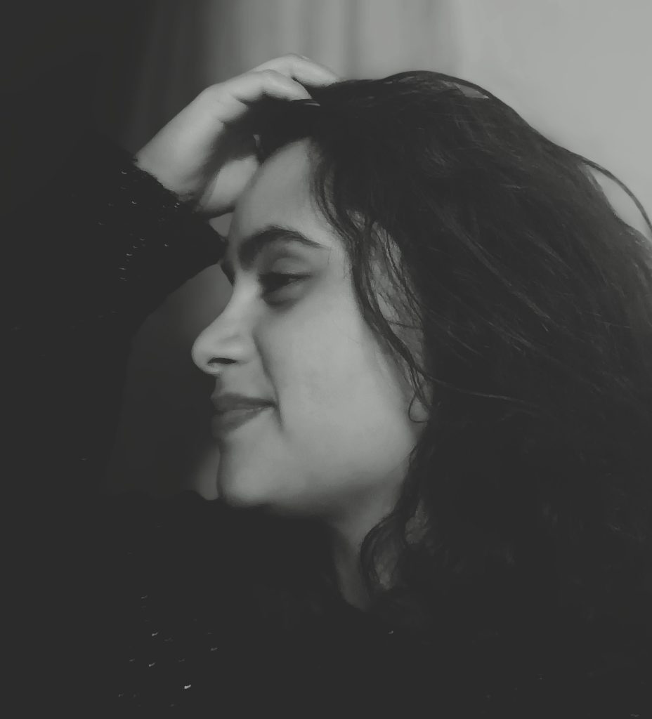 Katia photographie autoportrait profil noir et blanc