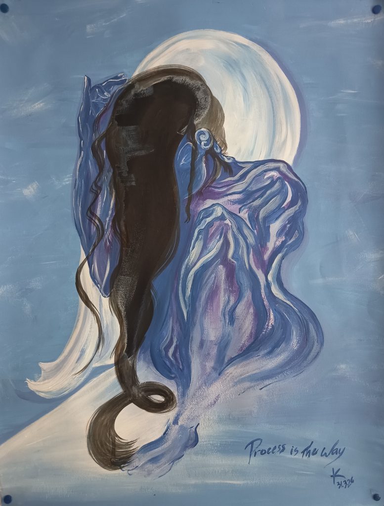 Process is the way, women shadows long hair black encre de chine histoire, corps mountain parcours in the moon ligth avec rideau voile et ombre porte de passage fond bleu gris ciel pureté d'un silence plein, bien être bendecida