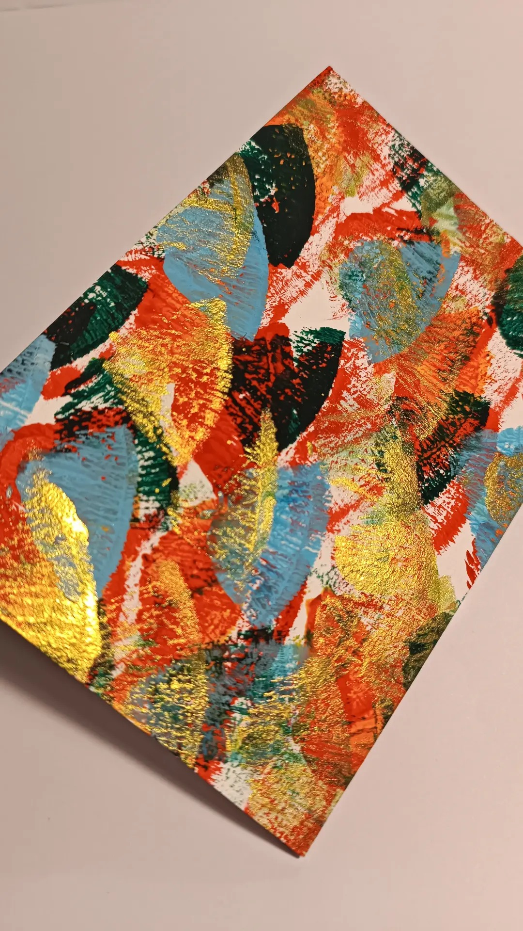 Carte de noël artisanale – Happy — couleurs vives, motifs joyeux et colorés