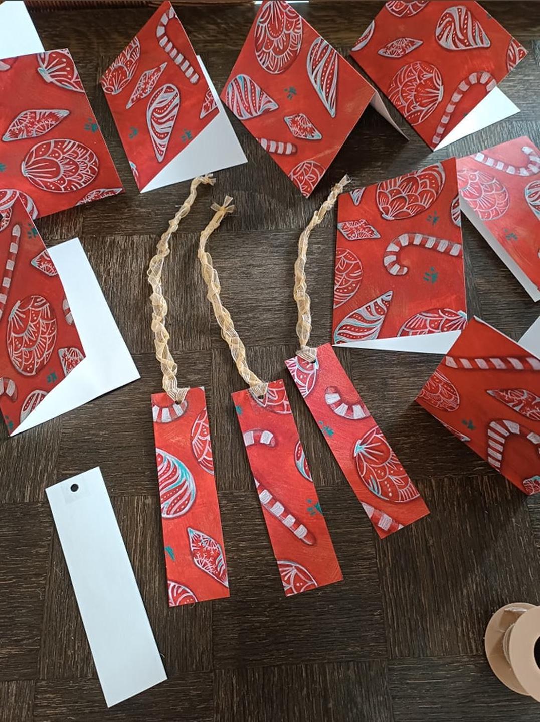 Carte de noël artisanale –Christmas — boules rouges et blanches, ambiance classique et chaleureuse