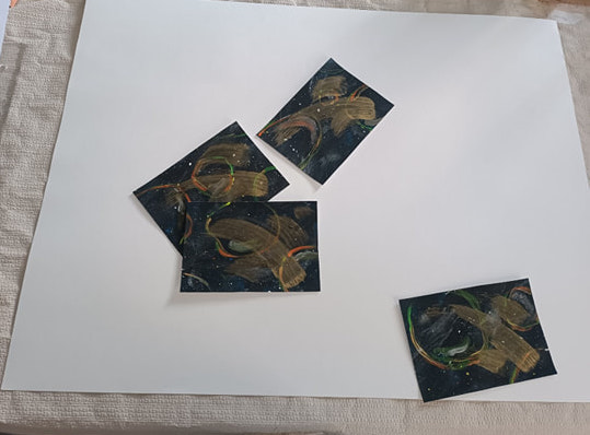 Carte de noël artisanale – Cosmos — fond noir, touches dorées et argentées, effet céleste