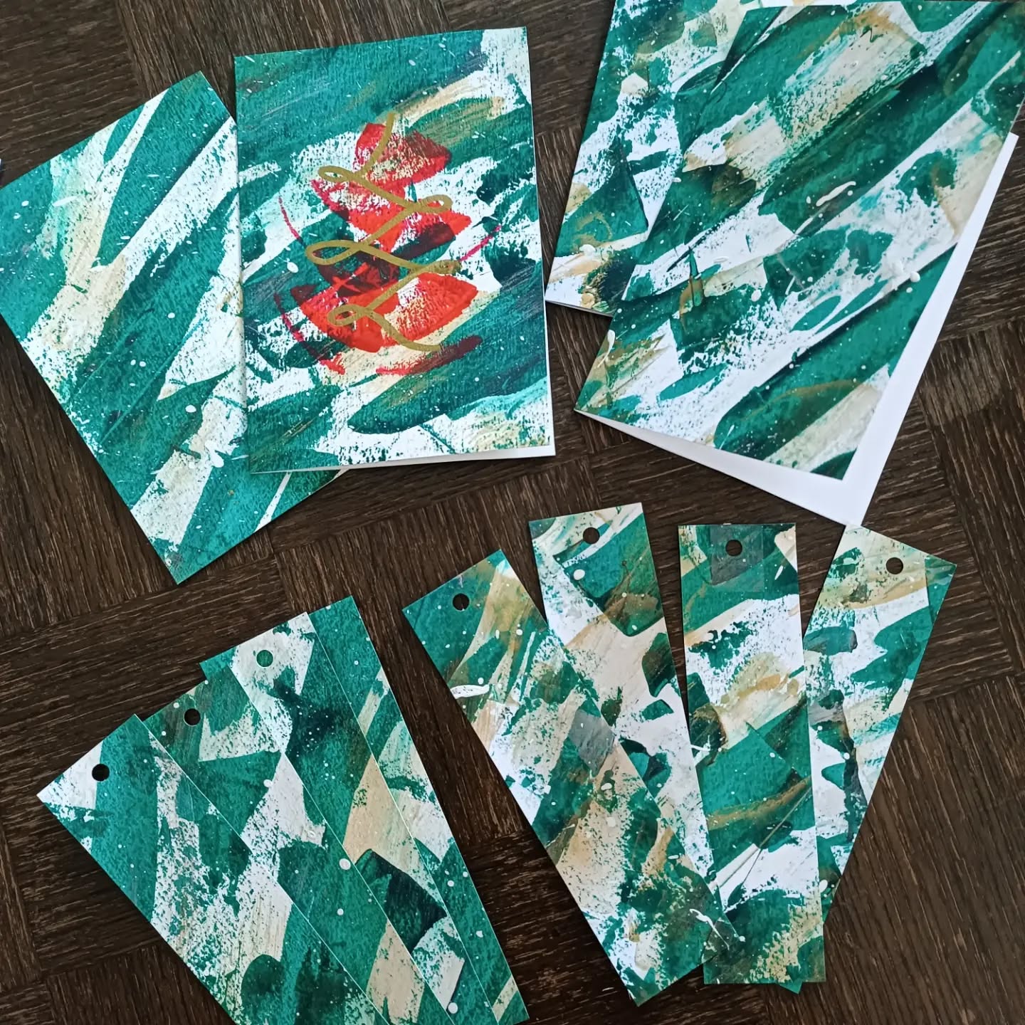 Carte de noël artisanale – Forest — vert profond, touches dorées, esprit forêt