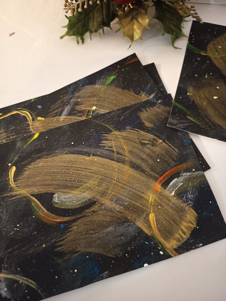 Carte de noël artisanale – Cosmos — fond noir, touches dorées et argentées, effet céleste