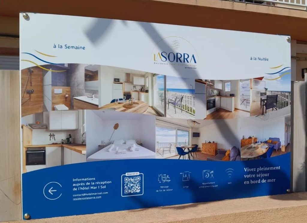 Identité visuelle La Sorra, Résidence appart hotel à st cyprien plage dans le sud de la france, même patrons que l'hôtel marisol. Pancarte extérieure montrant les appartements. Promotion signalétique information.