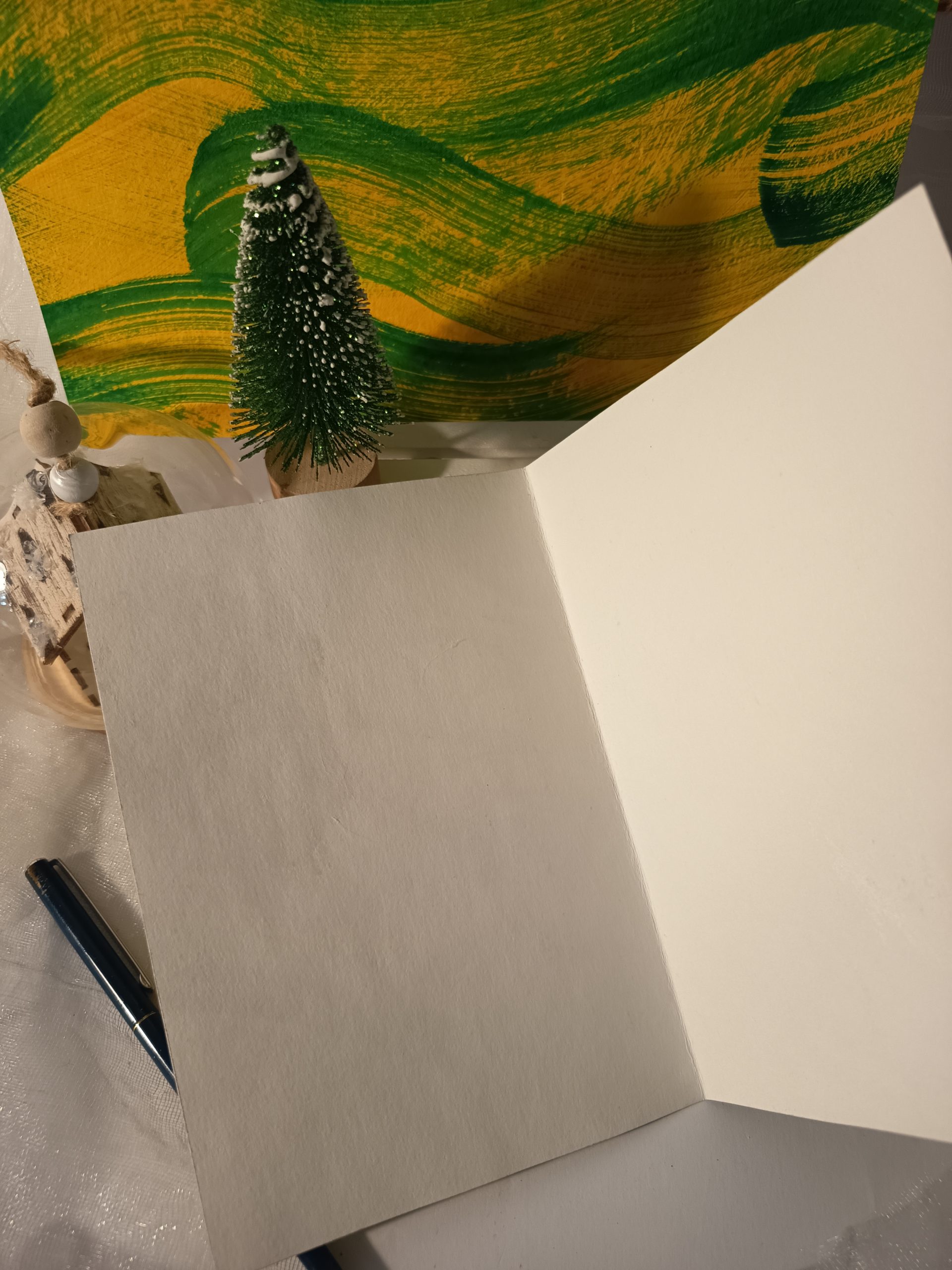 Carte de noël artisanale – Rène — jaune et vert, silhouette de renne, très graphique
