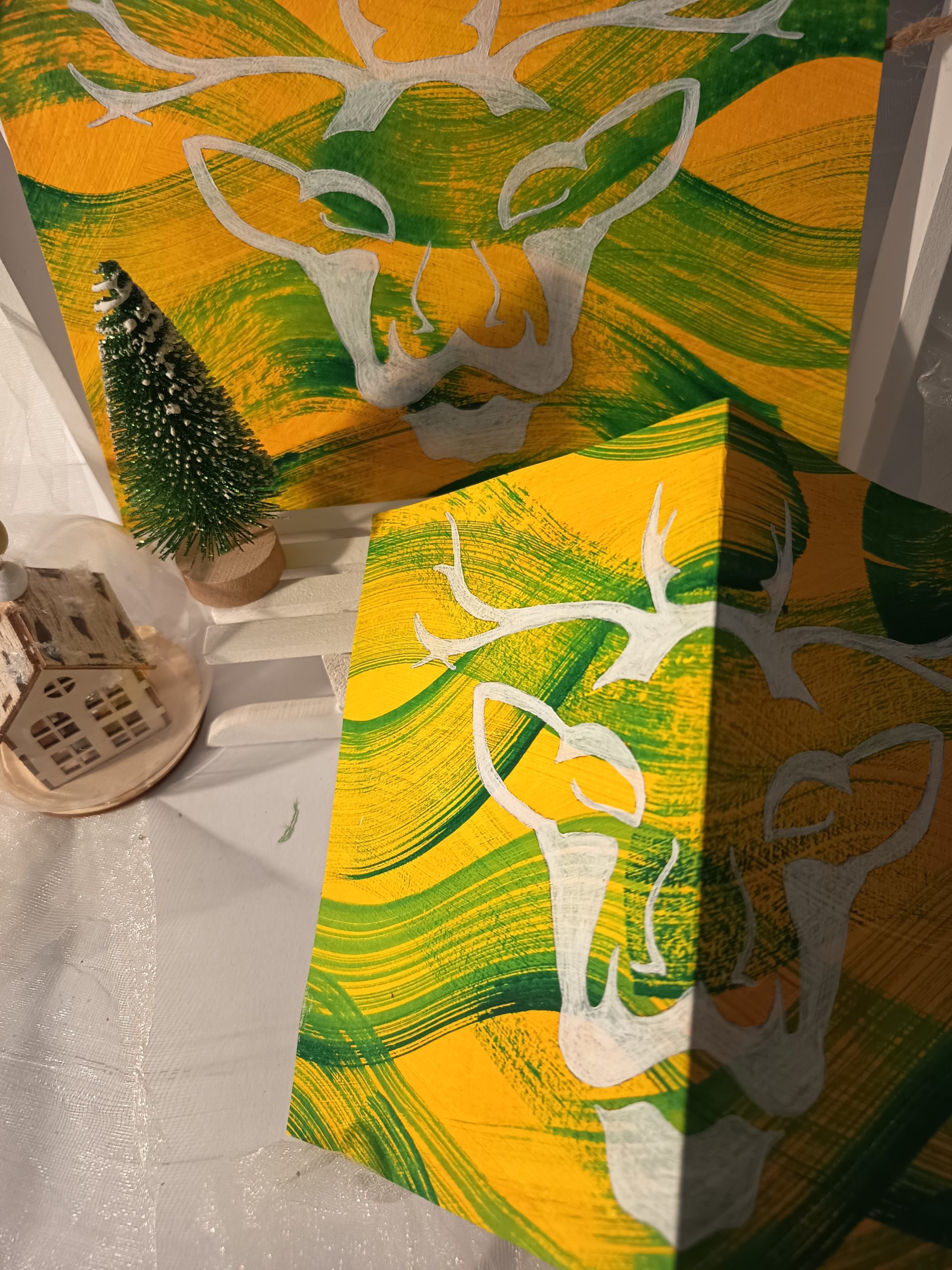Carte de noël artisanale – Rène — jaune et vert, silhouette de renne, très graphique
