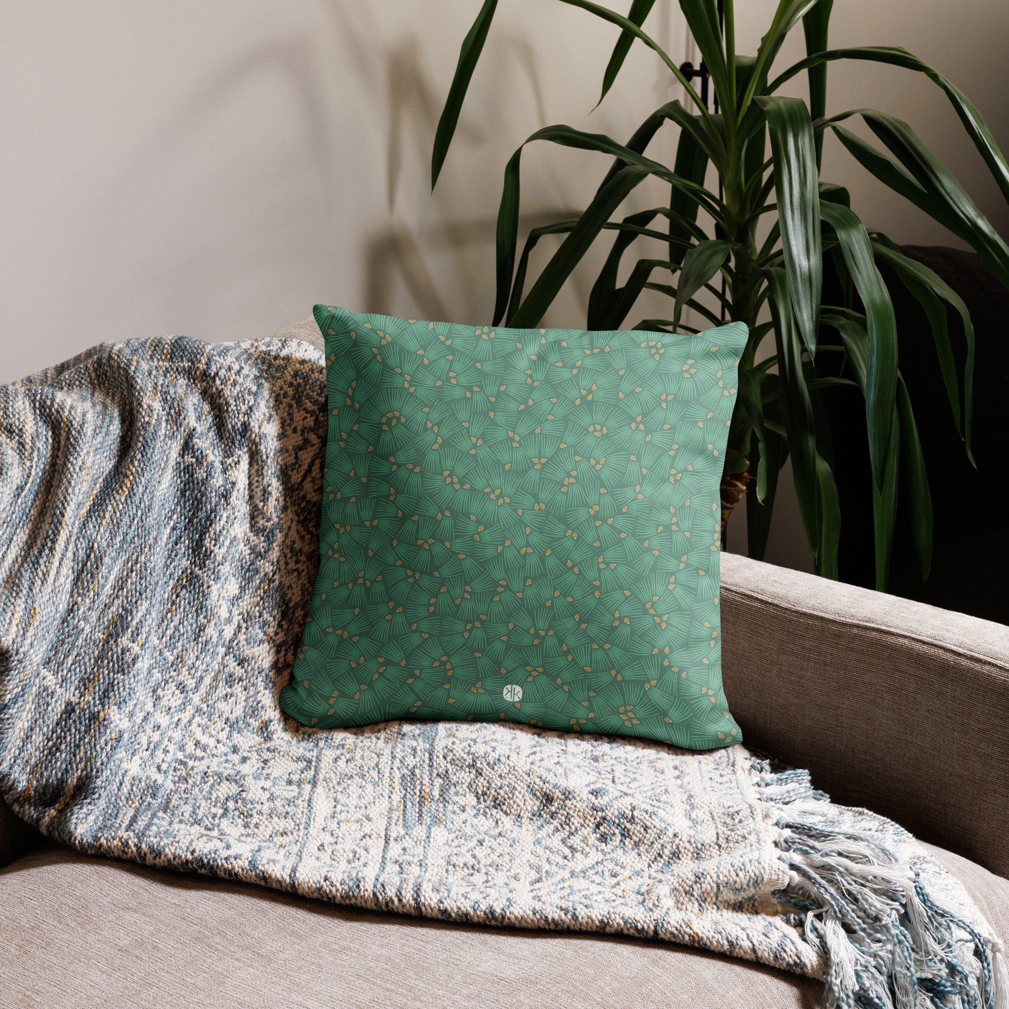 Taie de coussin Pin Ombrage. Un motif pomme de pin qui couvre les saisons les plus piquantes, de l'été à Noël.