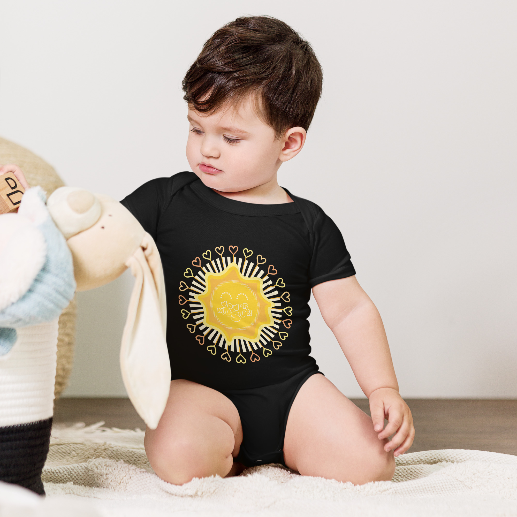 Body Bébé Sun, en coton doux et respirant, avec un motif inspiré de la puissance de l'amour et de la lumière. you're my sun. Noir