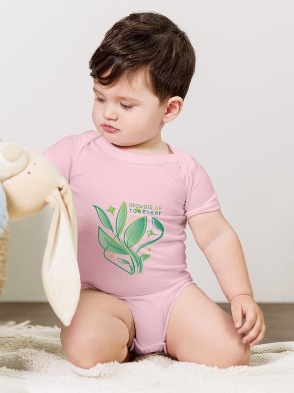 Body Bébé Jeune Pousse, en coton doux et confortable, avec un motif inspiré de la nature. Pour grandir ensemble. Rose