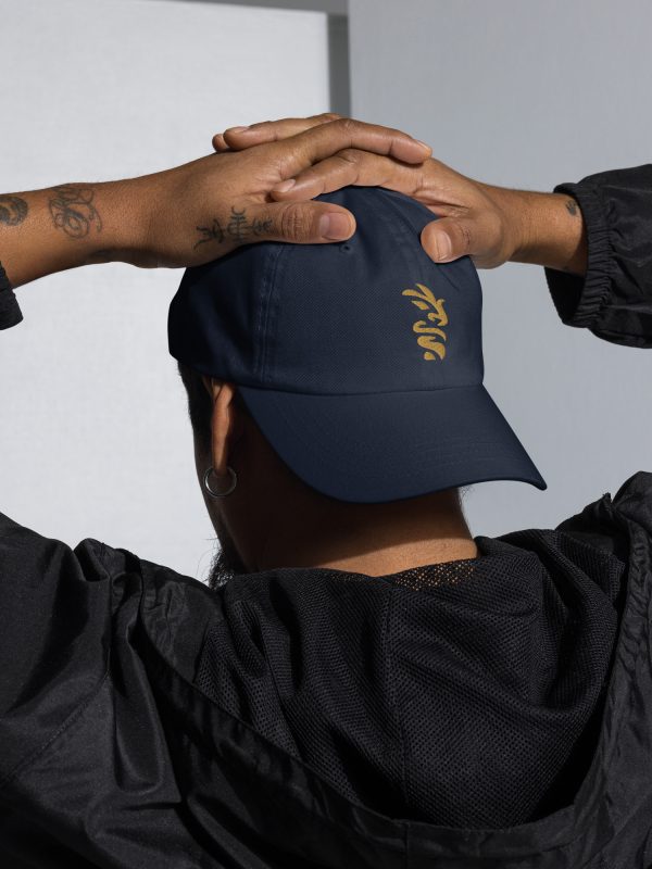 Casquette Hito, idéale pour l’hiver. Profil bas, visière courbée et languette d’ajustement, pour un style accessible à tous. Bleu