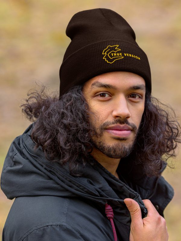 Bonnet True Version, confortable et bien ajusté, avec une tête de profil et un message. Un motif qui raconte une part de soi. Brown