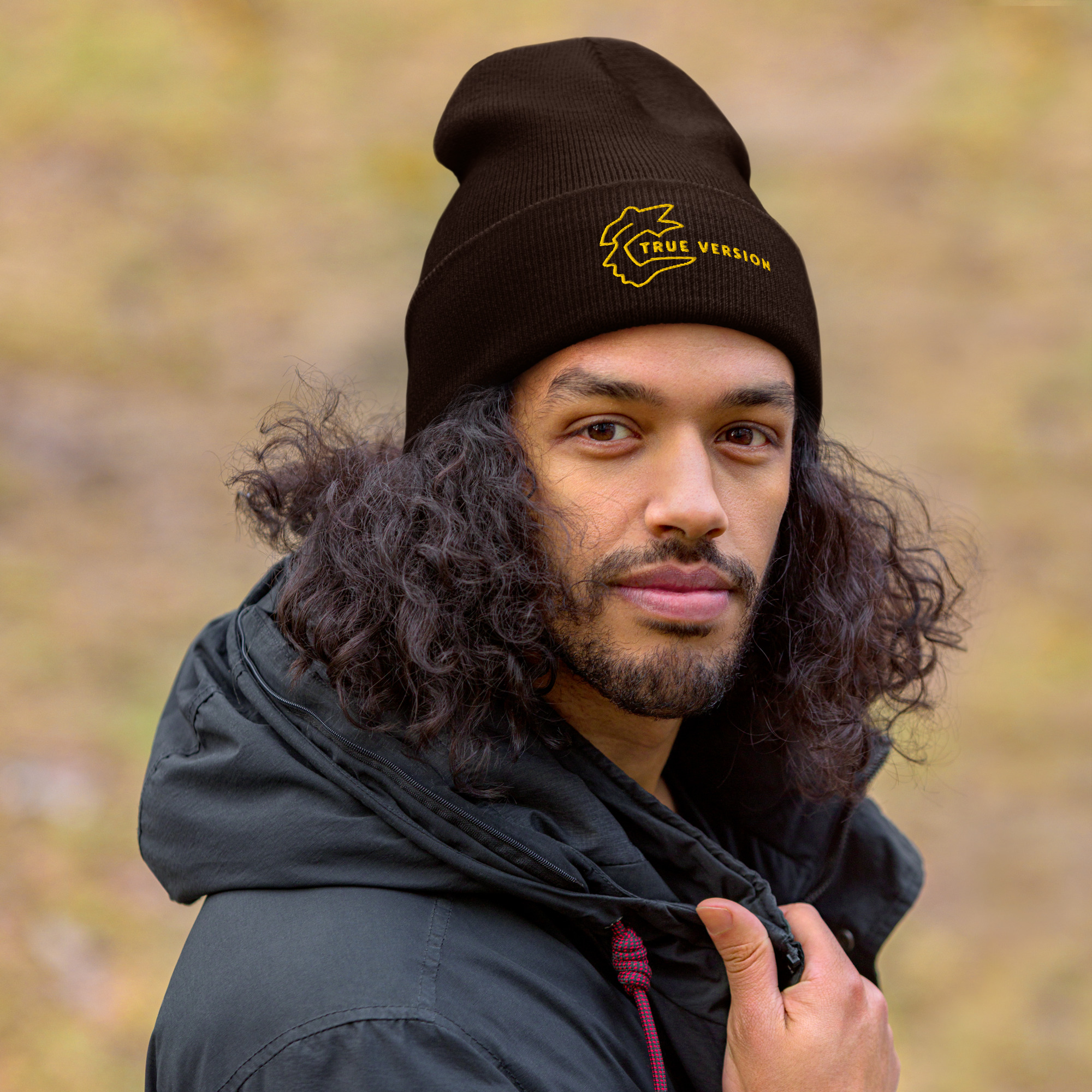 Bonnet True Version, confortable et bien ajusté, avec une tête de profil et un message. Un motif qui raconte une part de soi. Brown