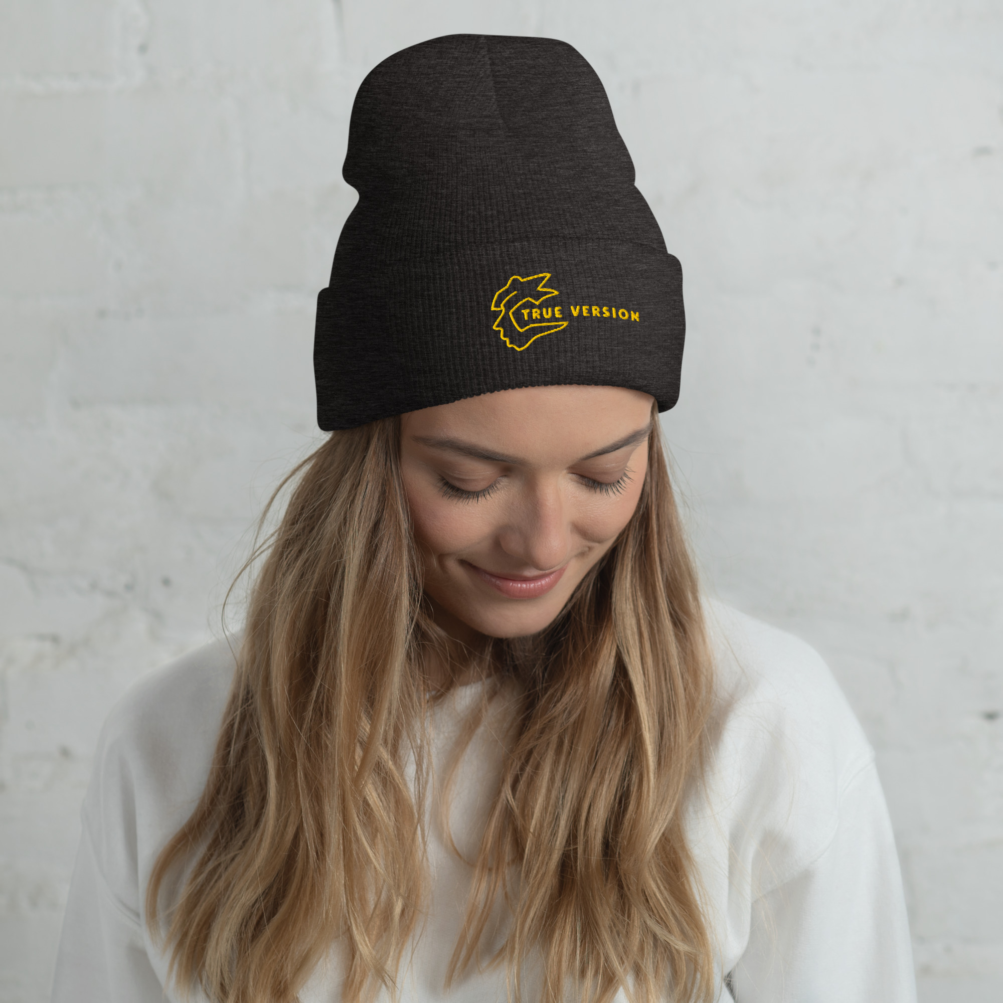 Bonnet True Version, confortable et bien ajusté, avec une tête de profil et un message. Un motif qui raconte une part de soi. grey