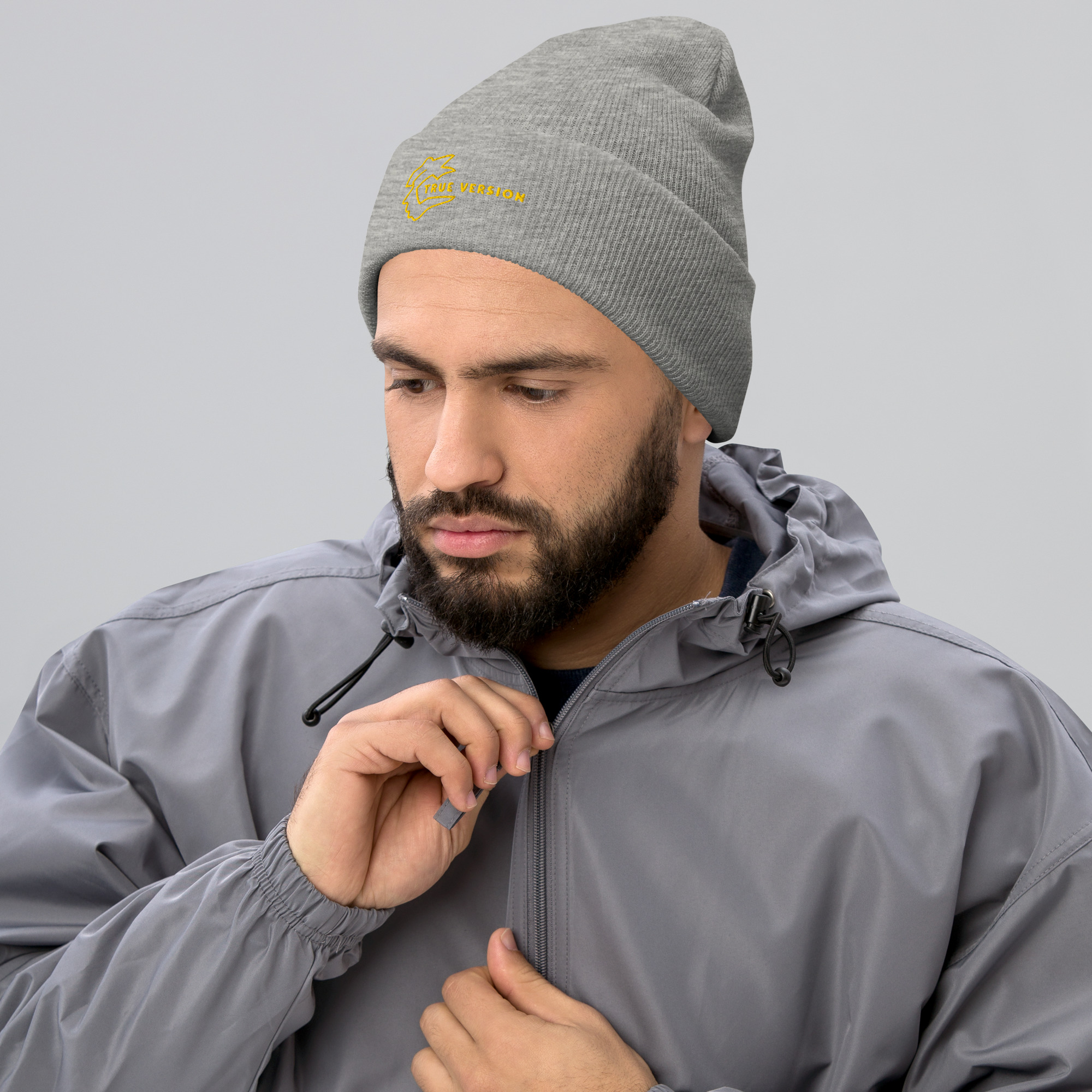 Bonnet True Version, confortable et bien ajusté, avec une tête de profil et un message. Un motif qui raconte une part de soi. Gris clair