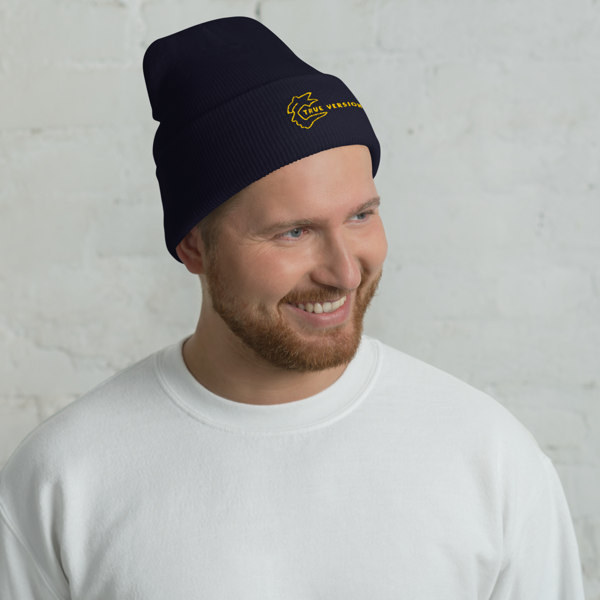 Bonnet True Version, confortable et bien ajusté, avec une tête de profil et un message. Un motif qui raconte une part de soi. Navy