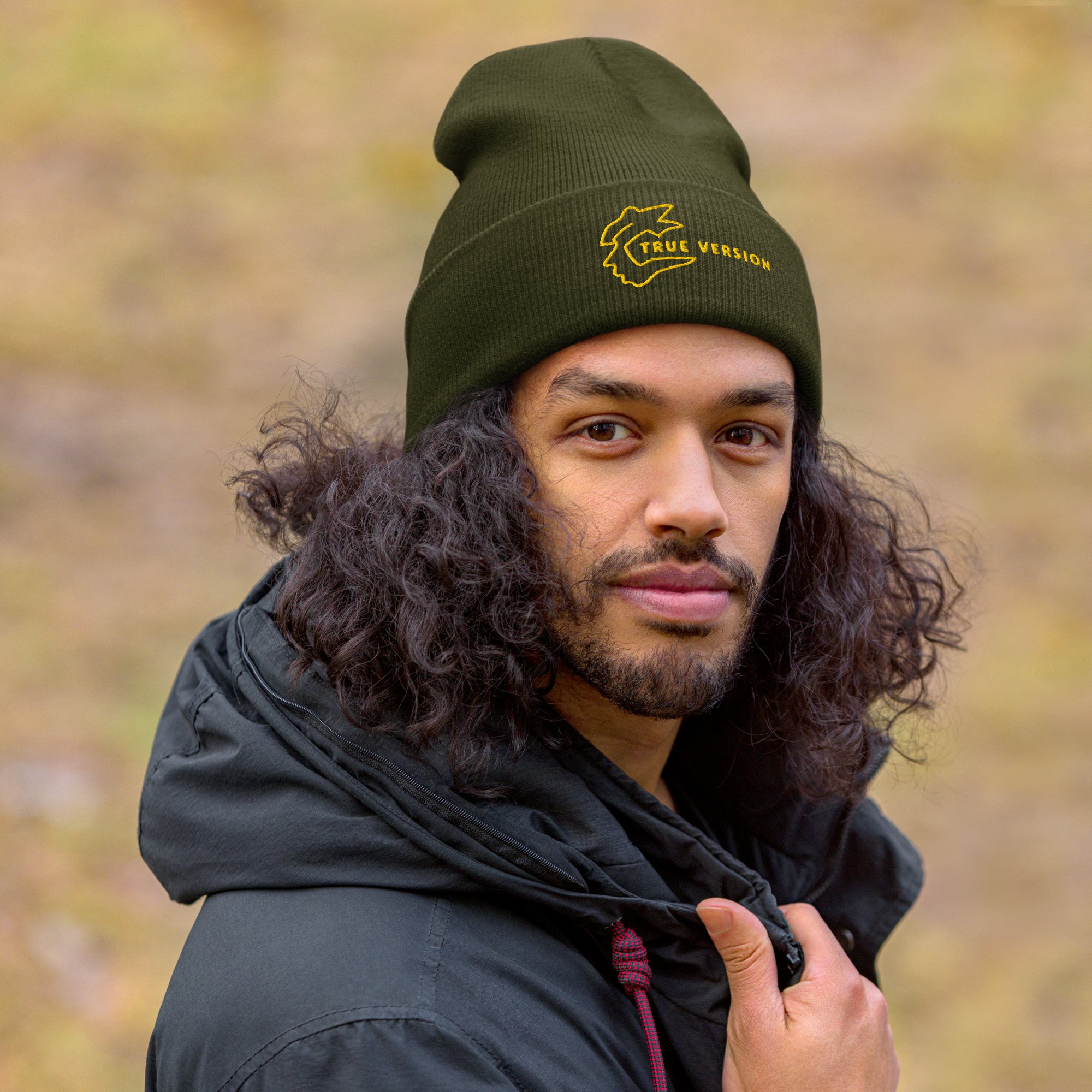 Bonnet True Version, confortable et bien ajusté, avec une tête de profil et un message. Un motif qui raconte une part de soi. Kaki
