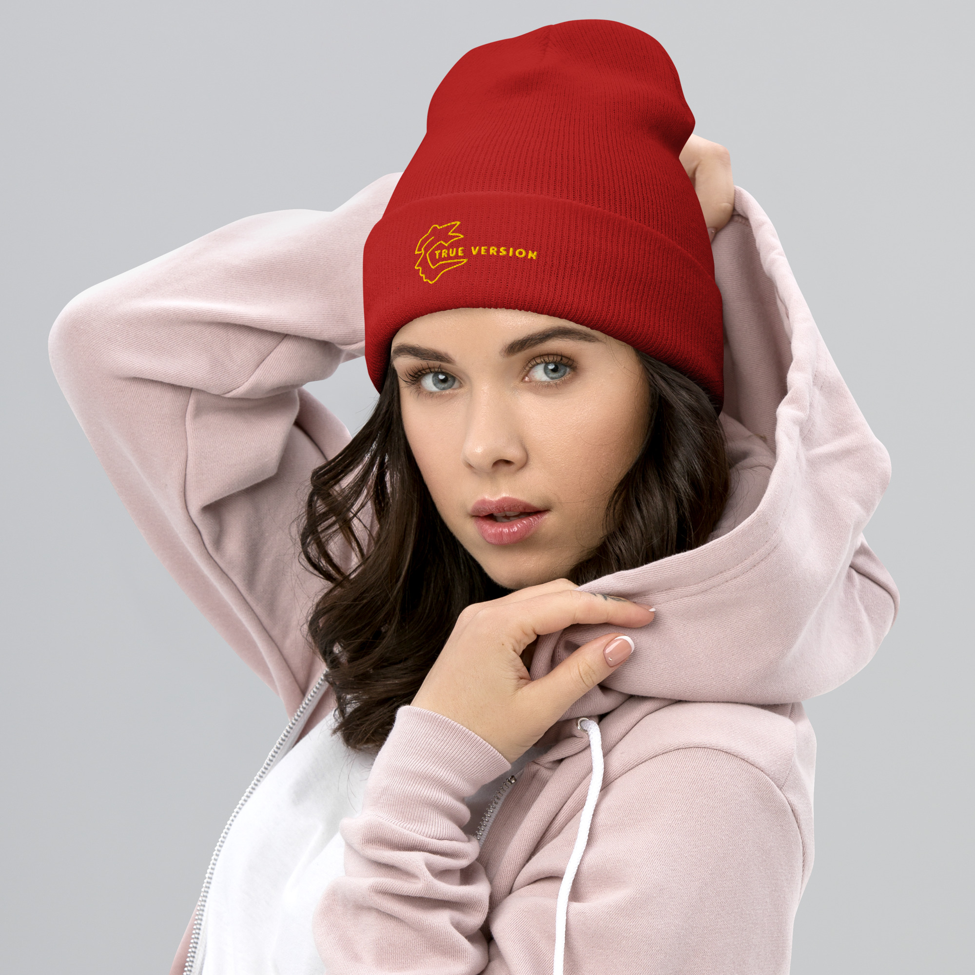 Bonnet True Version, confortable et bien ajusté, avec une tête de profil et un message. Un motif qui raconte une part de soi. Rouge