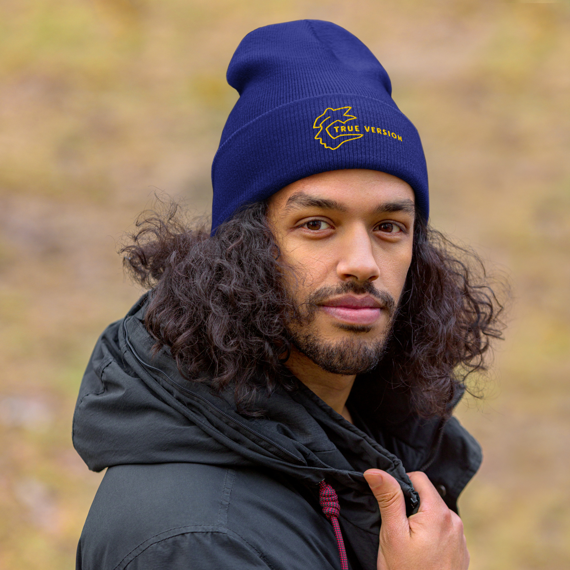 Bonnet True Version, confortable et bien ajusté, avec une tête de profil et un message. Un motif qui raconte une part de soi. Bleu