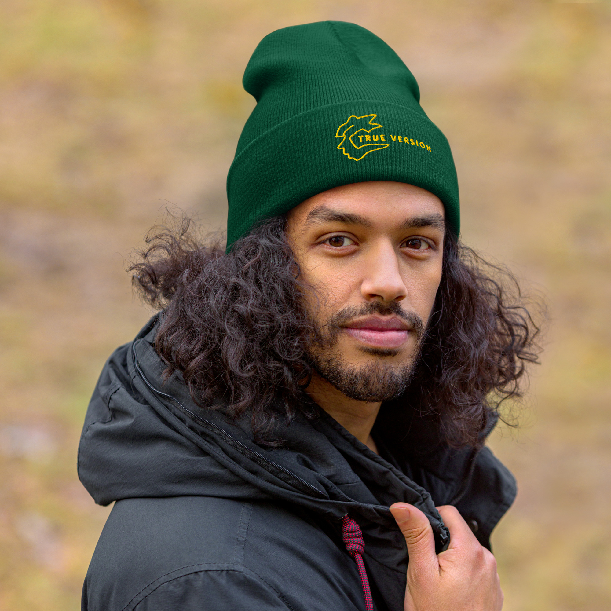 Bonnet True Version, confortable et bien ajusté, avec une tête de profil et un message. Un motif qui raconte une part de soi. Vert