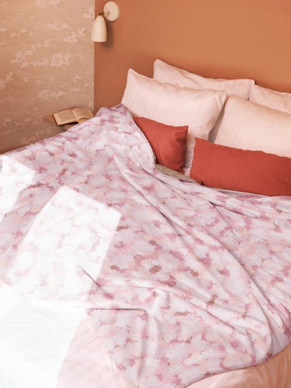 Couverture Sherpa Rose Smoothie, en polyester, pour un confort ultime et une chaleur inégalée. Un modèle doux et élégant pour l'hiver.