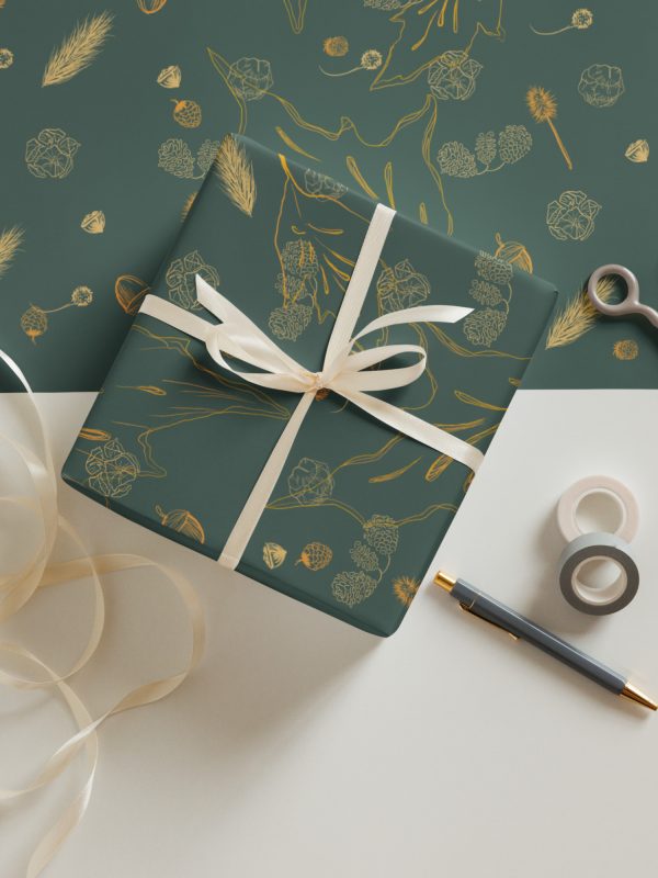 Emballage Papier cadeau pour Noël christmas time Natural Ornaments, 3 feuilles au fini mat. Un motif nature et doré pour emballer vos cadeaux avec élégance.