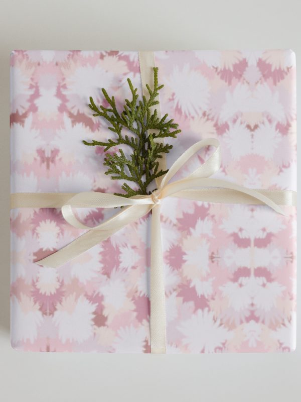 Emballage Papier cadeau Rose Smoothie, 3 feuilles au fini mat. Un motif rose et doux pour emballer vos cadeaux avec élégance.
