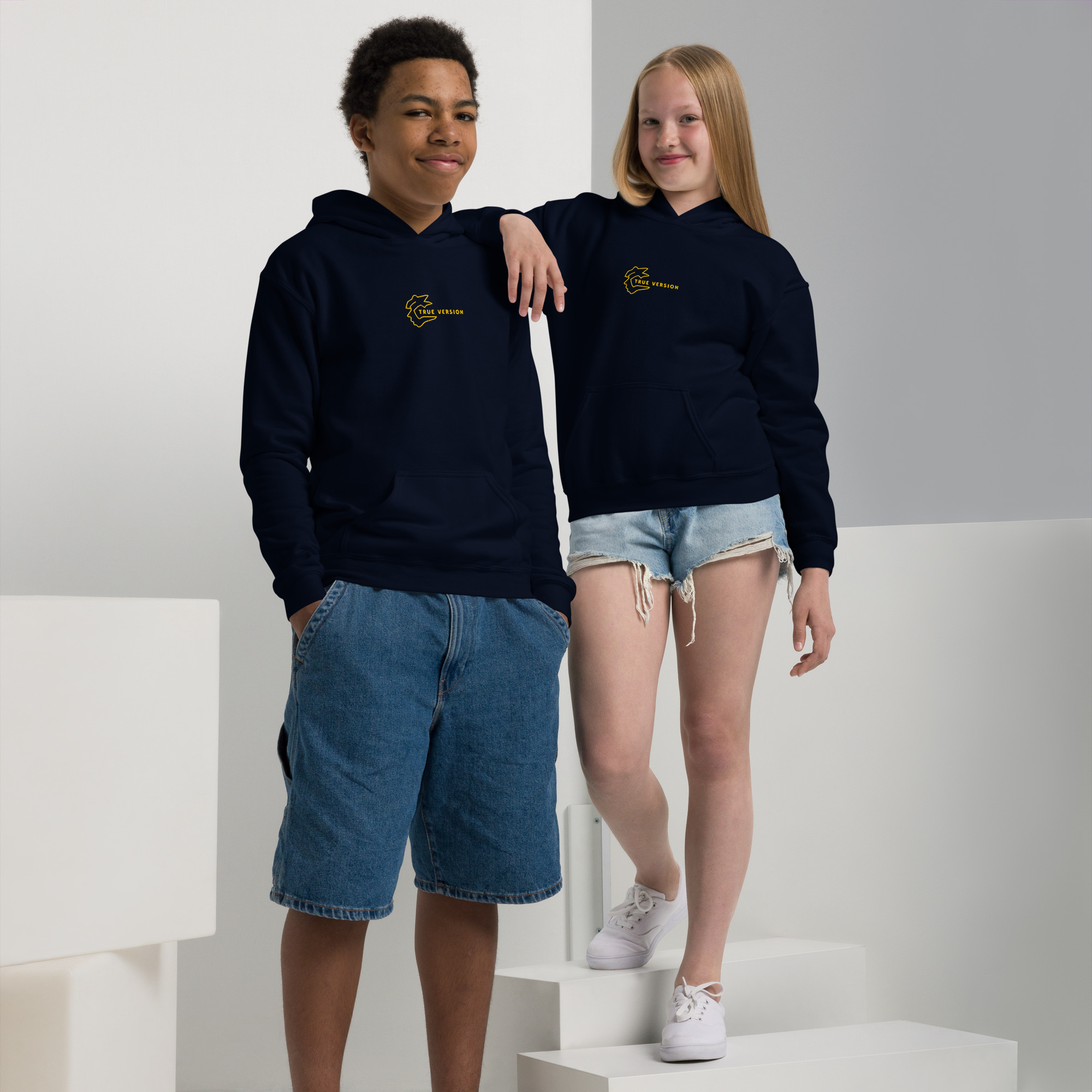 Sweat True Version, épais et confortable, avec une tête de profil et un message. Un motif qui raconte une part de soi. Navy