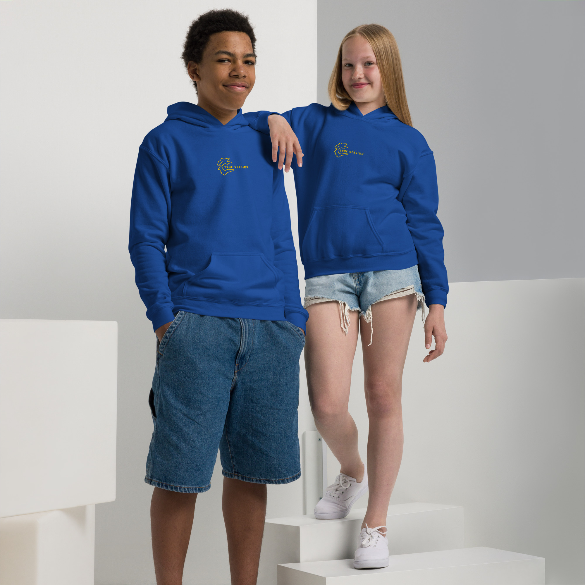 Sweat True Version, épais et confortable, avec une tête de profil et un message. Un motif qui raconte une part de soi. Bleu